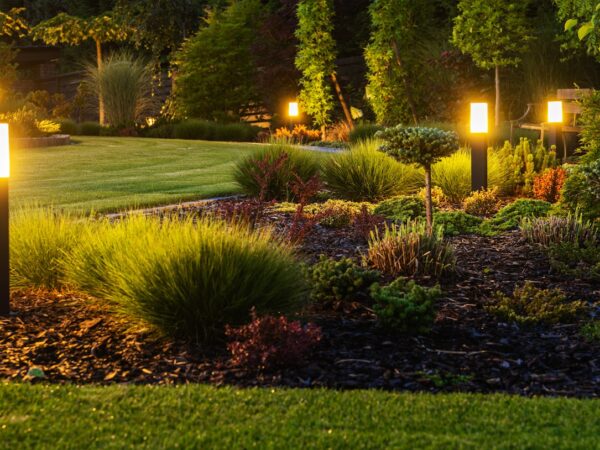 Ambientação externa moderna com luminárias para jardim